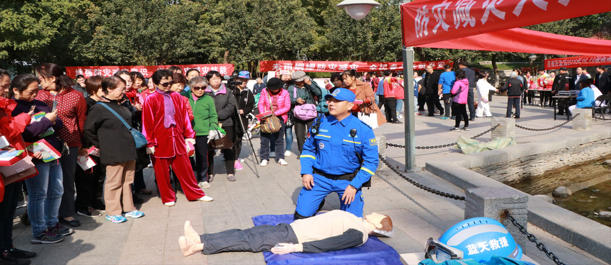 舔女人穴视频好爽喷水大林爱心中心承办 “西城区民政局国际减灾日宣传活动”